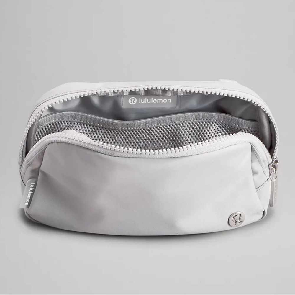 🍋NWT Lululemon Everywhere Belt Bag Silver Drop/White Wordmark - Picture 4 of 11